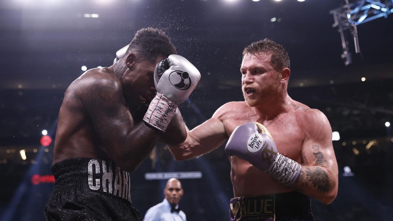 Saúl Canelo Álvarez Vence a Jermell Charlo por Decisión Unánime