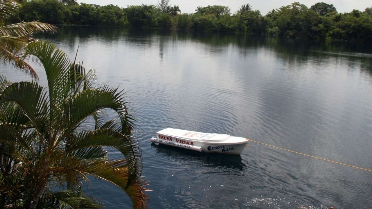 El Cenote Azul ubicado a 53 kilometros de la capital, en la comunidad de Bacalar