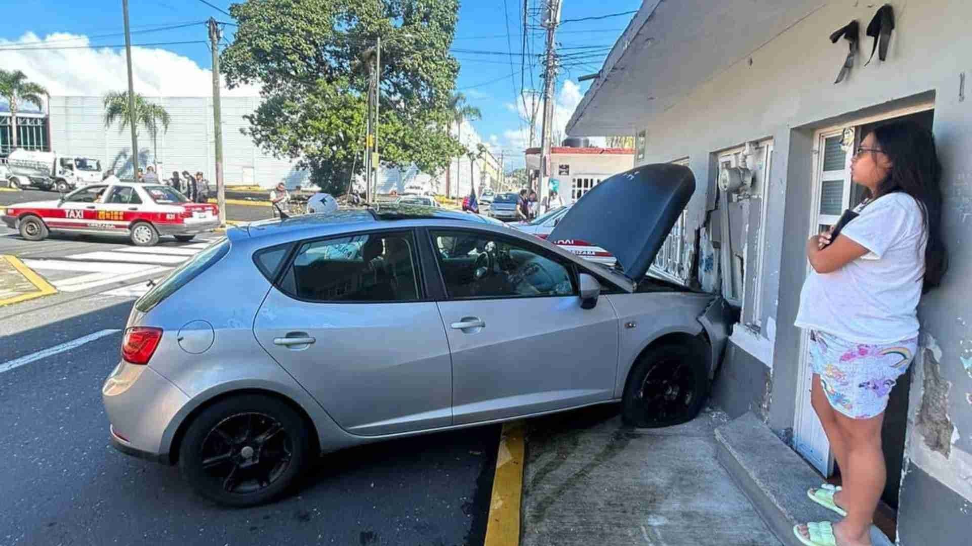 Coche se impacta contra vivienda en Orizaba, Veracruz