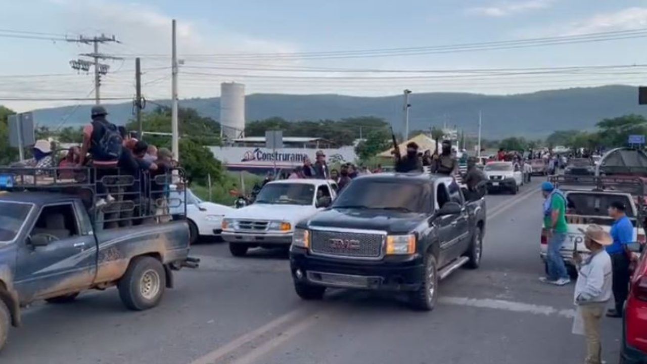 Los lugareños hicieron una valla en fila alrededor de la autopista federal 211 para agradecer con aplausos, vivas y ovaciones al grupo armado 