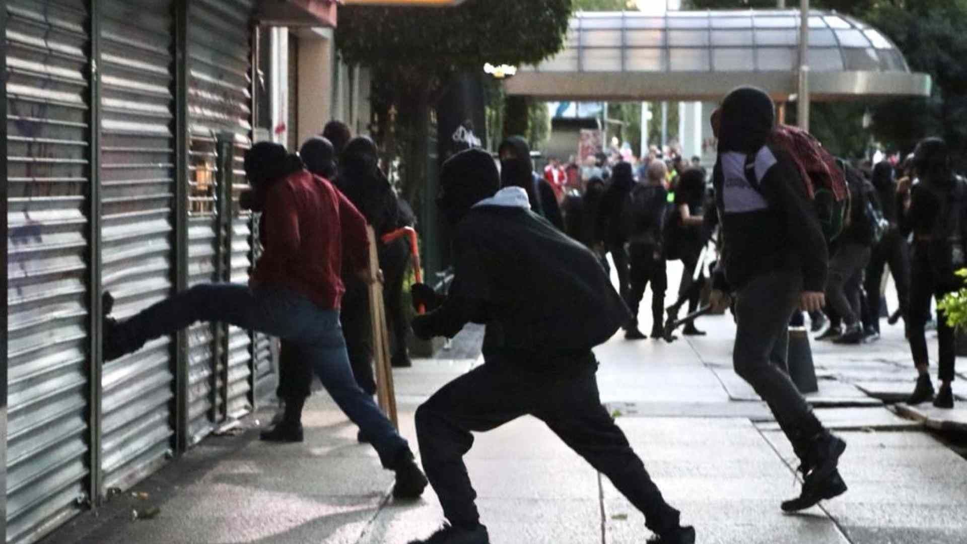 Grupo de encapuchados vandalizaron comercios sobre Paseo de la Reforma en noveno aniversario del caso Ayotzinapa. Foto: Cuartoscuro