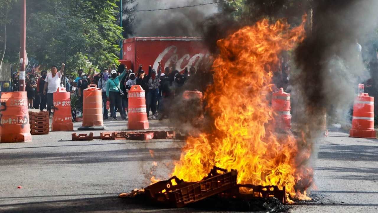 Detienen a 20 normalistas en Oaxaca tras retener camiones