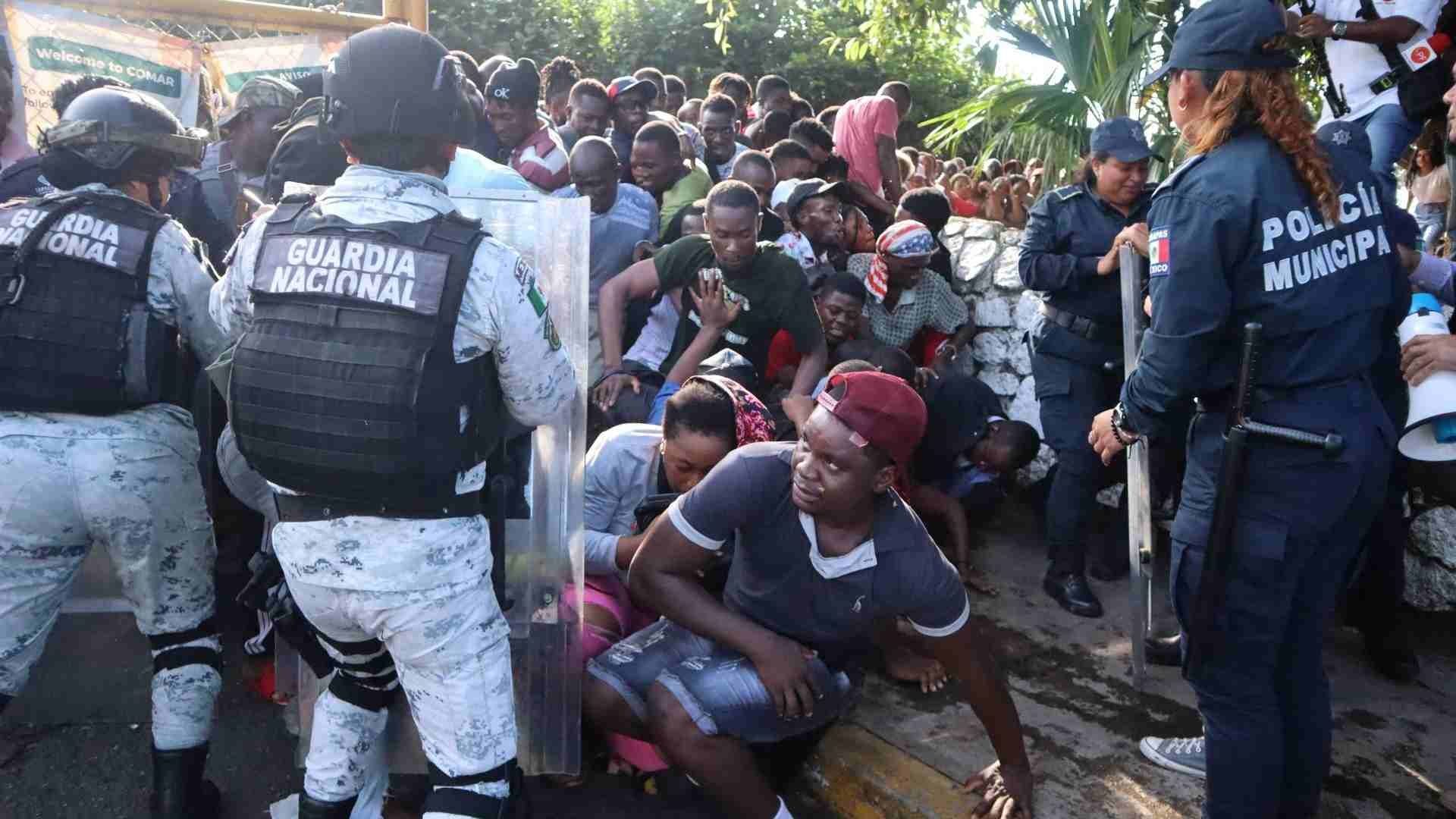 Migrantes intentaron ingresar a oficinas de la Comar en Chiapas