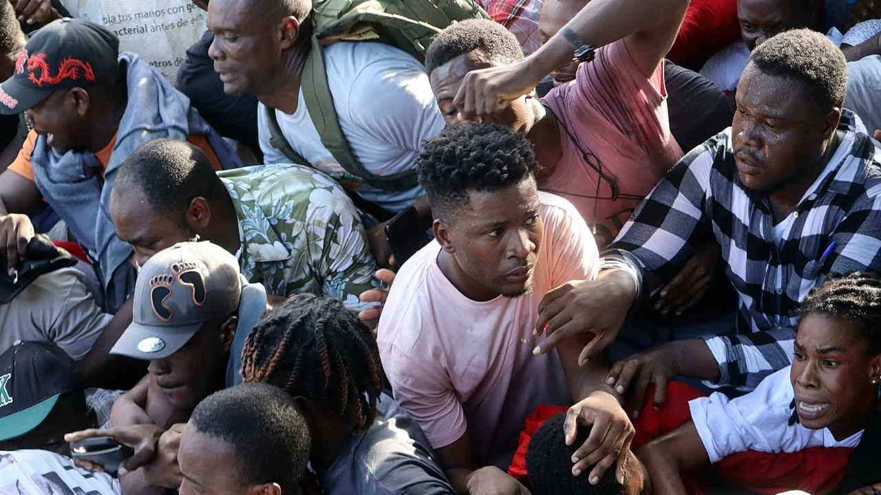 Migrantes haitianos ingresan a la fuerza a las oficinas de la Comisión Mexicana de Ayuda a Refugiados (COMAR)