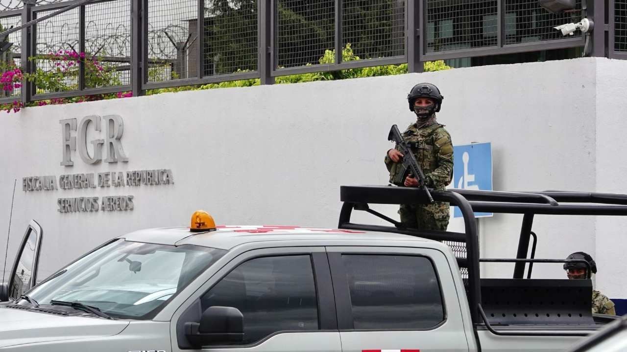 Aspectos del hangar de la Fiscalía General de la República en el Aeropuerto Internacional Benito Juárez, CDMX