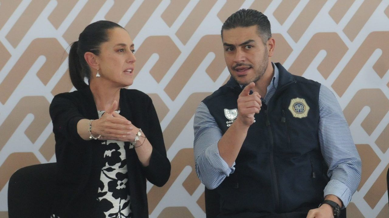 Claudia Sheinbaum y Omar García Harfuch durante entrega de ambulancias en la GAM.