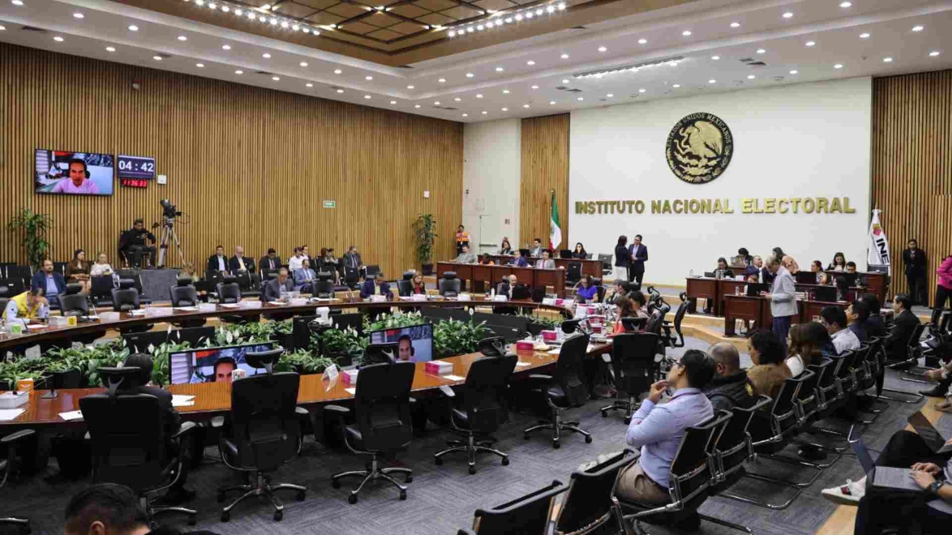 Consejeros durante sesión del Instituto Nacional Electoral (INE)