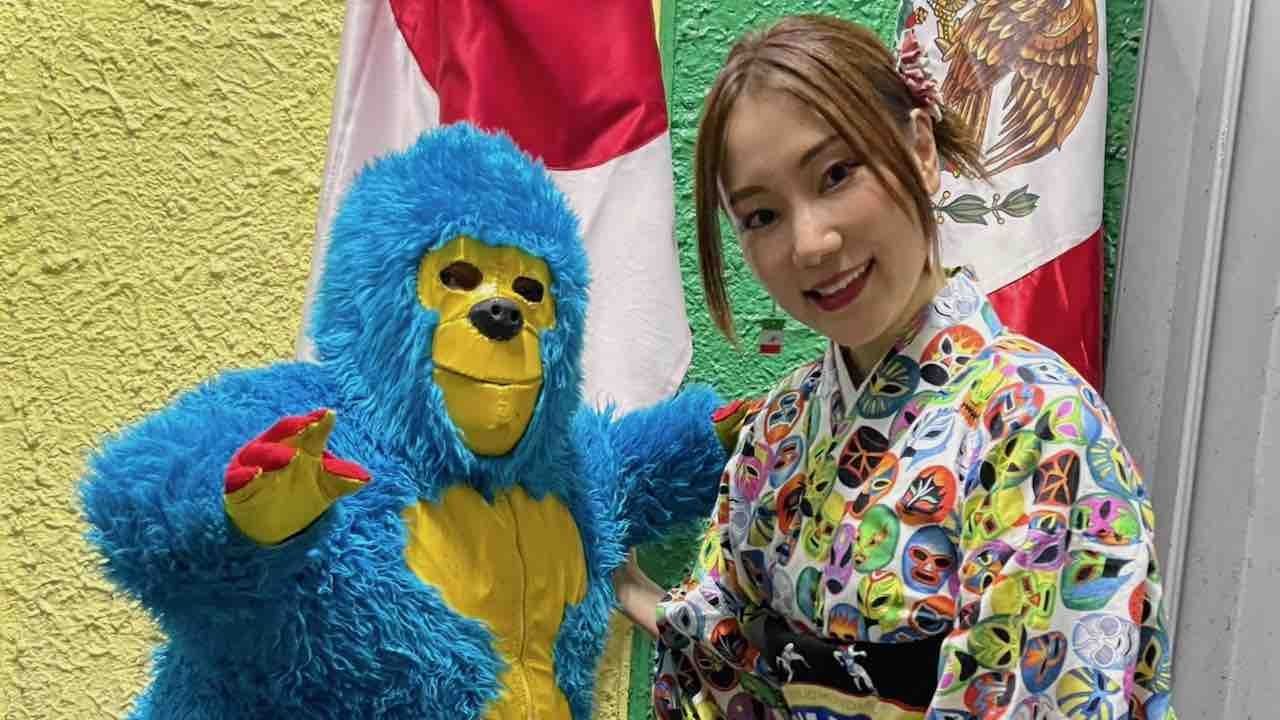 Kemonito junto a la luchadora japonesa Miki Motoi