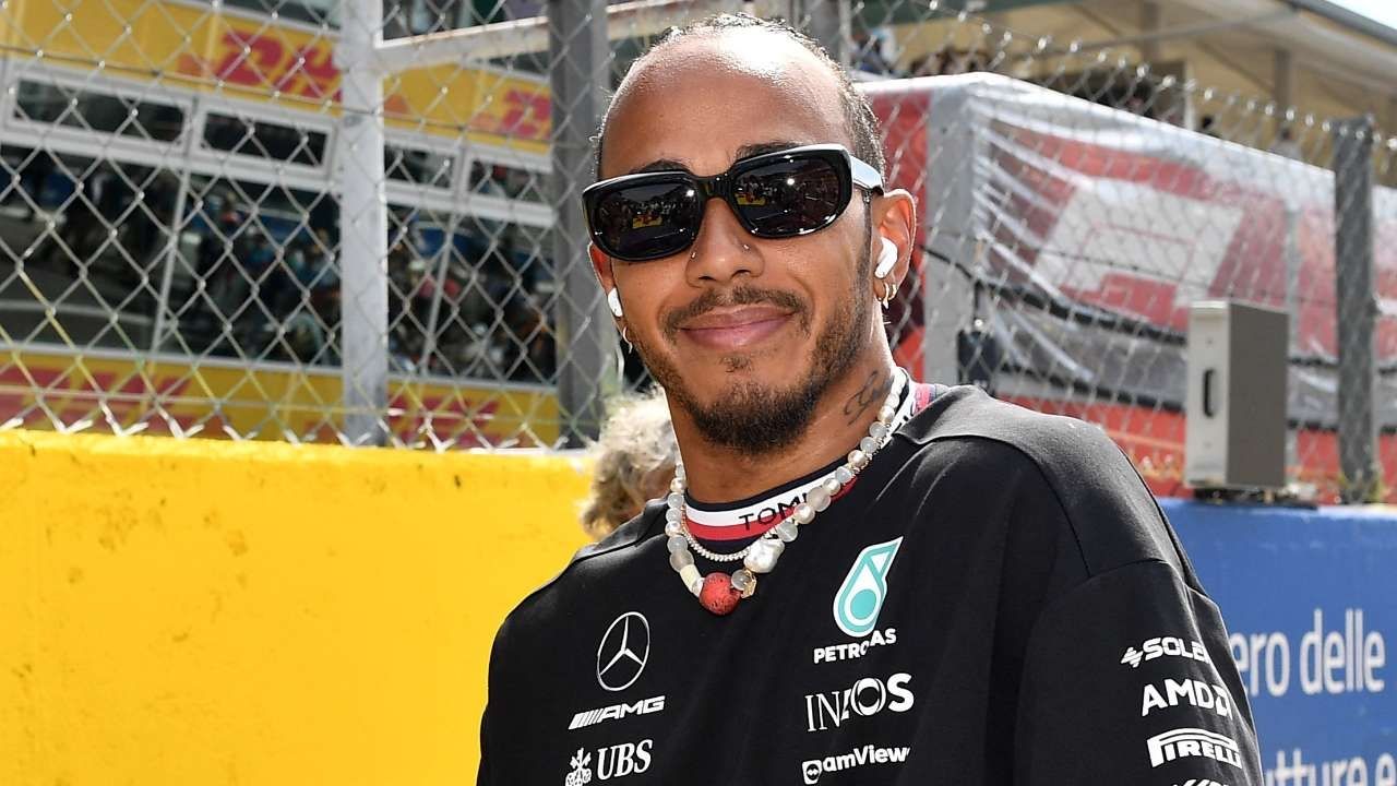 Lewis Hamilton defiende a Checo Pérez por comentarios racistas