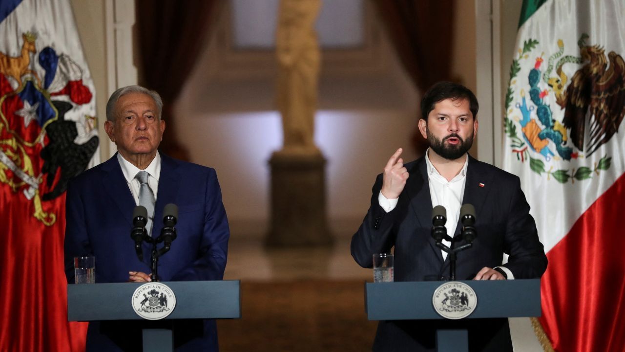 AMLO y Gabriel Boric durante el mensaje a medios en La Moneda.