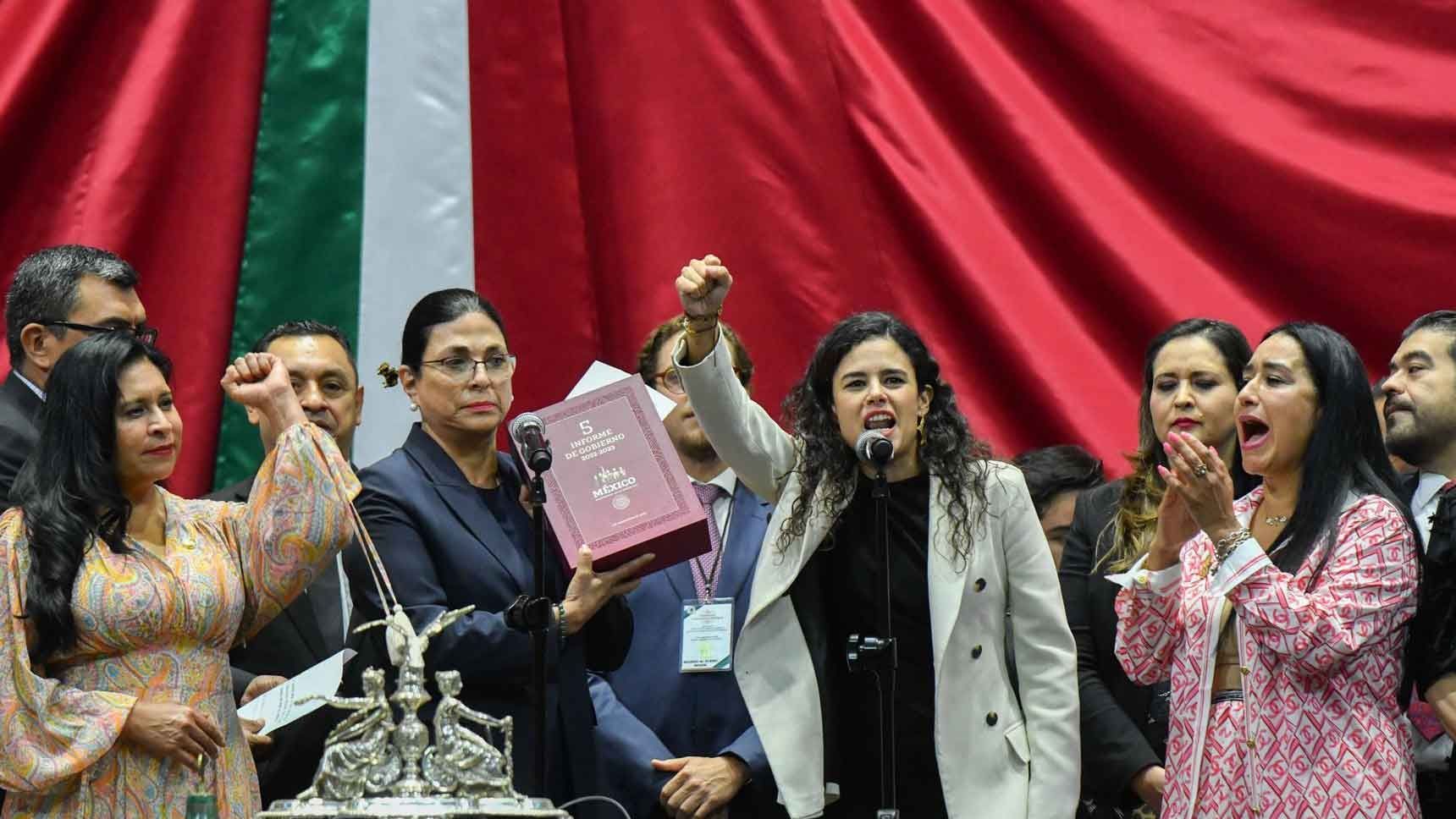 En el Palacio Legislativo de San Lázaro, Luisa María Alcalde entregó el escrito con el V informe de gobierno