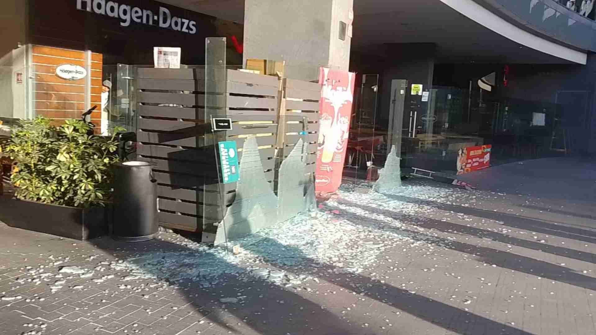 Los encapuchados vandalizaron varios restaurantes sobre Paseo de la Reforma. 