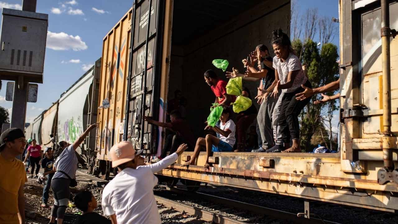 Migrantes en tren de carga intentan llegar a la frontera con EUA