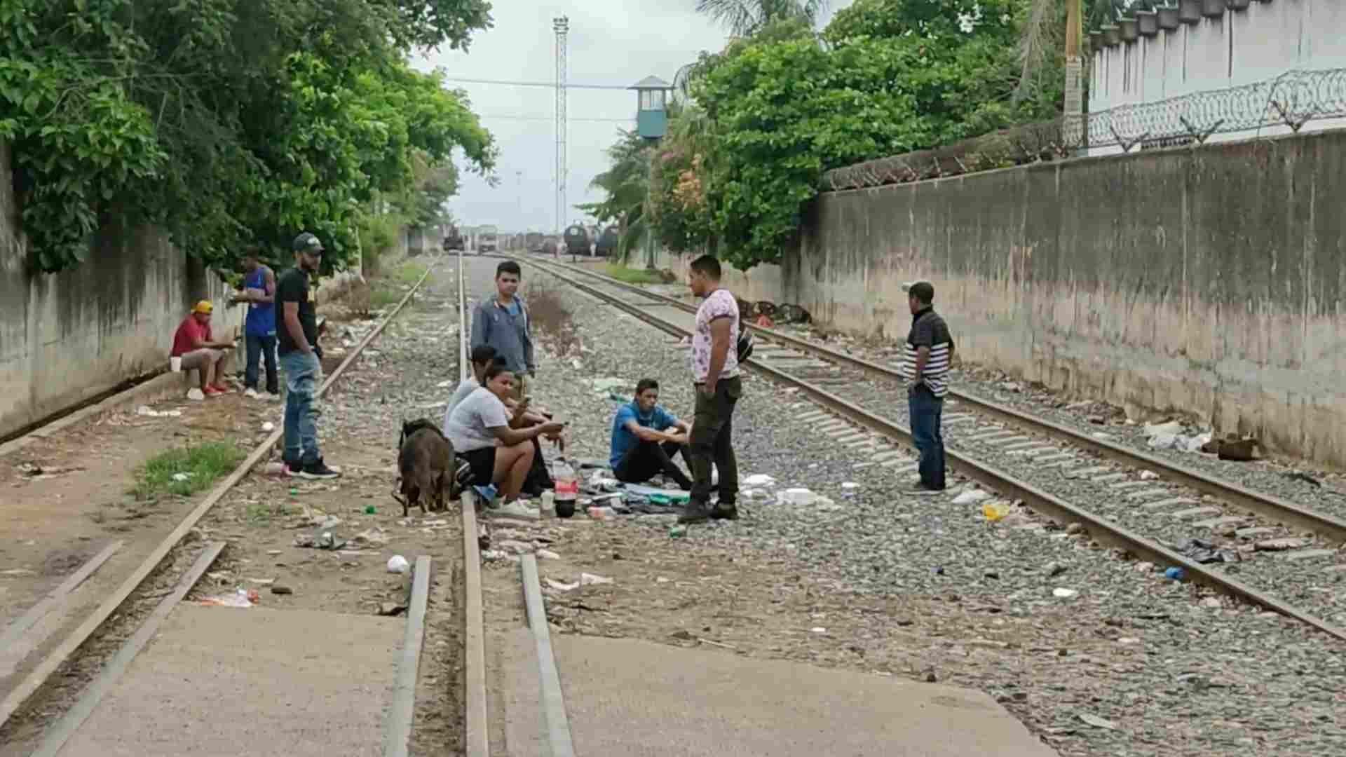 Migrantes en el sur de Veracruz esperando el paso del tren.