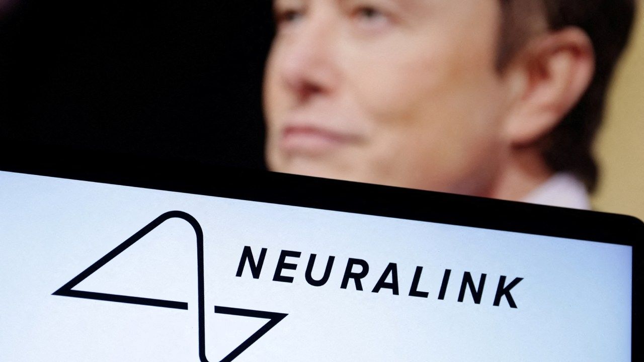 Musk tiene grandes ambiciones para Neuralink, y ha dicho que facilitaría la rápida inserción quirúrgica de sus dispositivos chip para tratar dolencias como la obesidad, el autismo, la depresión y la esquizofrenia.