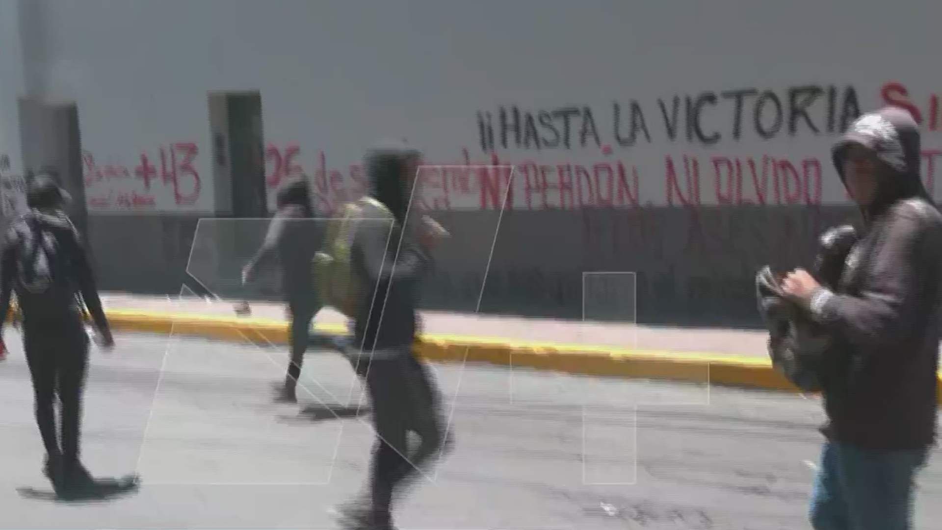 Normalistas de Ayotzinapa vandalizan instalaciones del Centro Nacional de Inteligencia