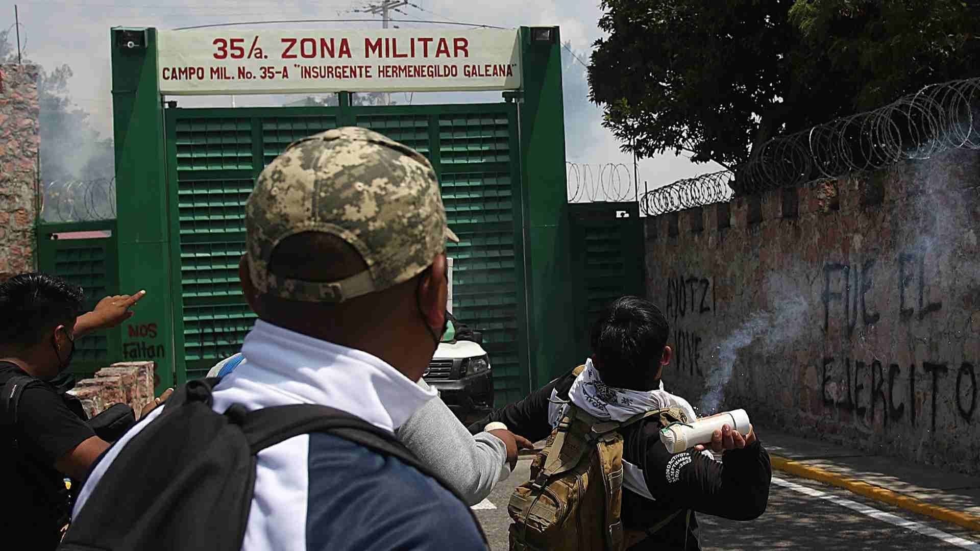 Protesta de normalistas en batallón del Ejército en Chilpancingo