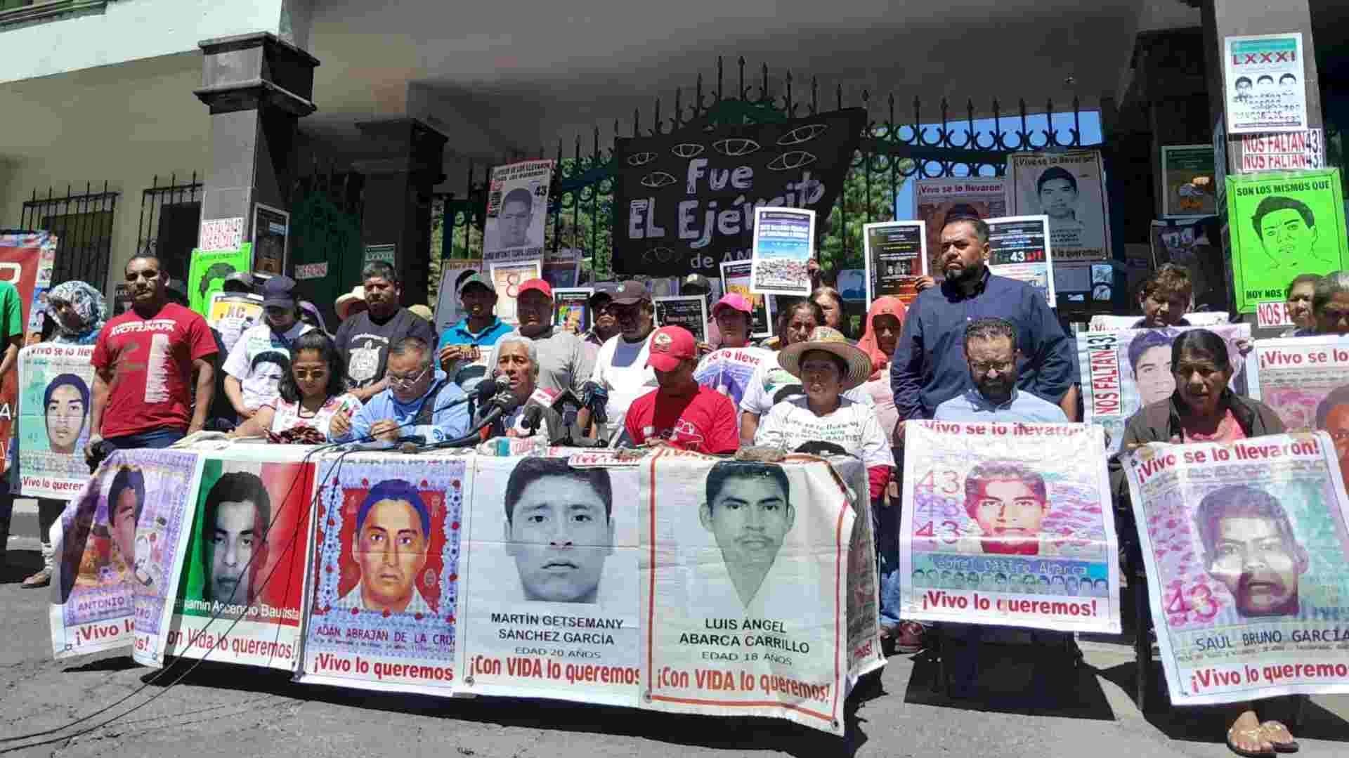 Padres de los normalistas en conferencia este 28 de septiembre