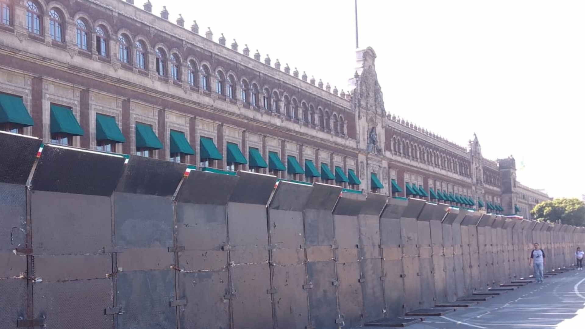 Vallas metálicas protegen el Palacio Nacional, en el Zócalo capitalino.