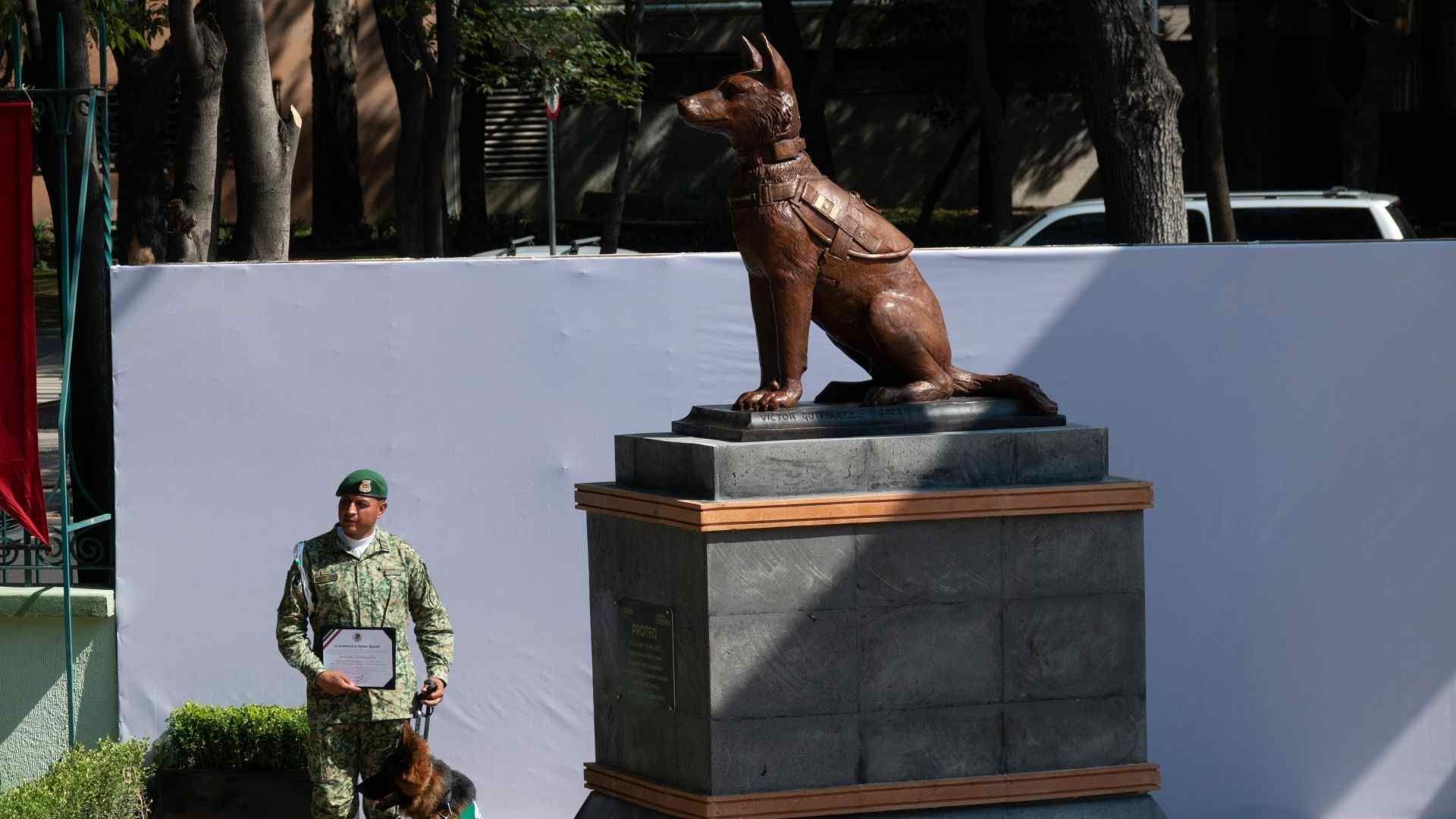 Estatua del perrito Proteo en Campo Marte