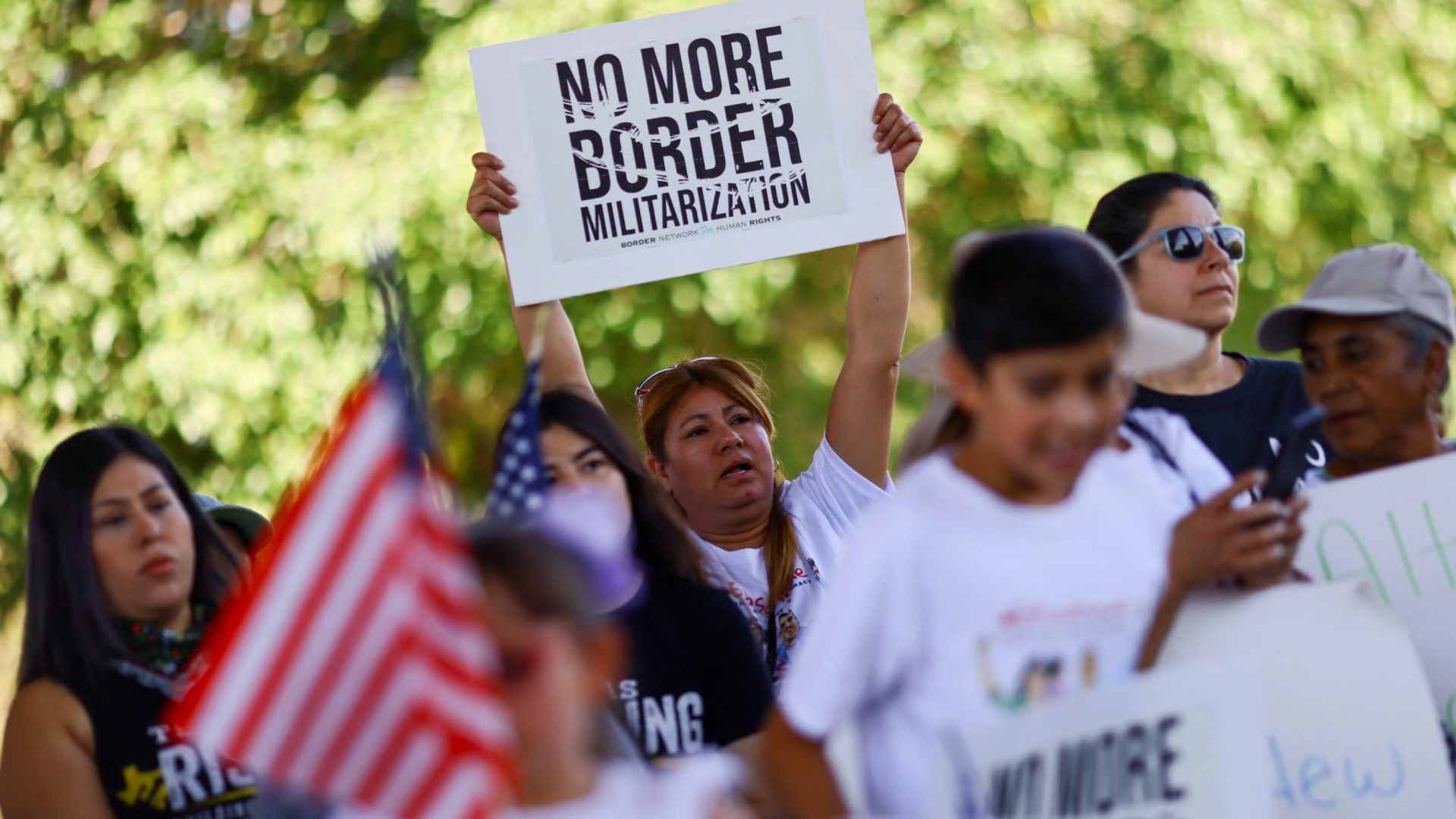 Manifestantes Exigen Fin de Medidas contra Migrantes en Texas