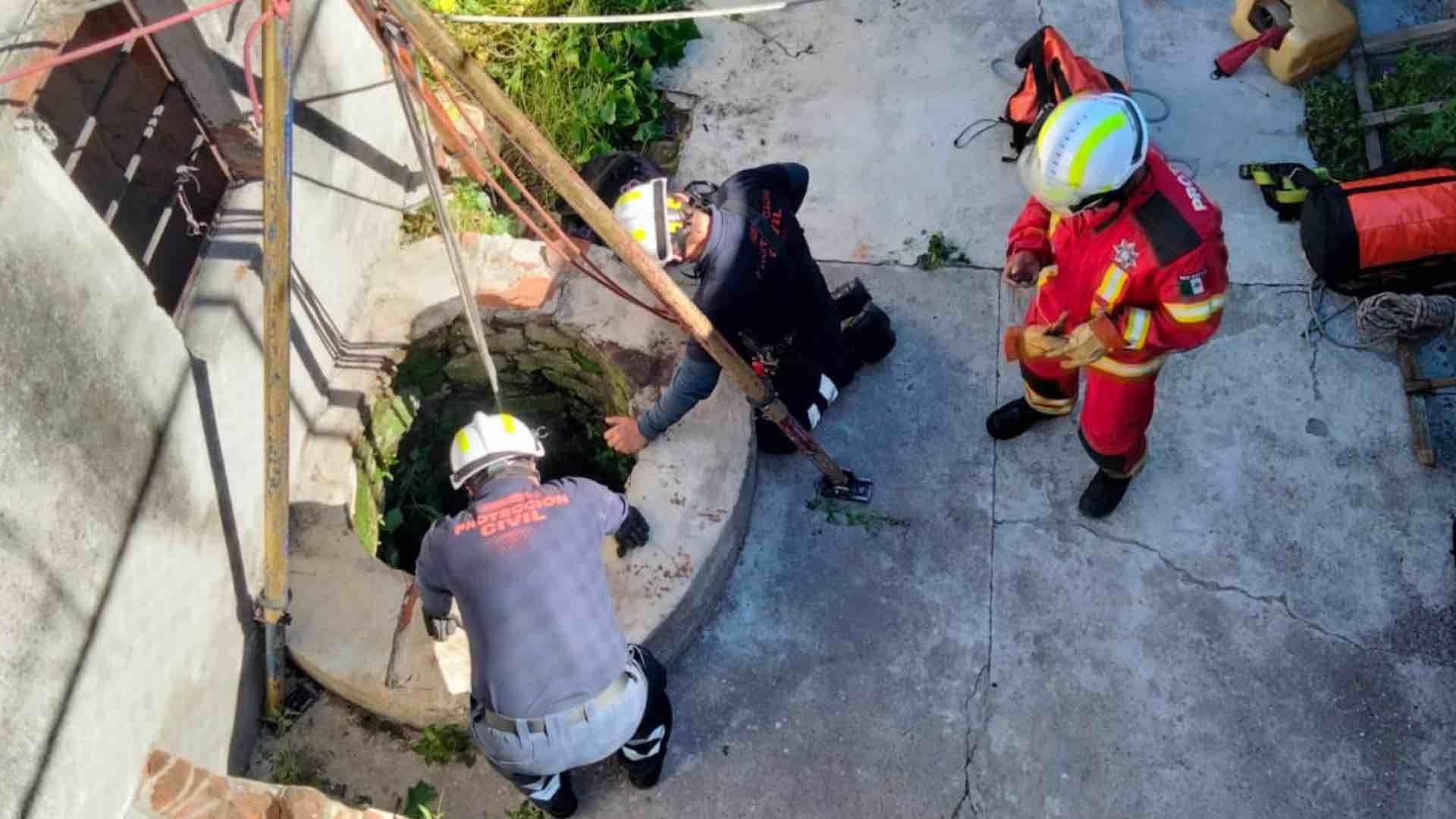 Una mujer cayó a un pozo de 10 metros de profundidad en Puebla.