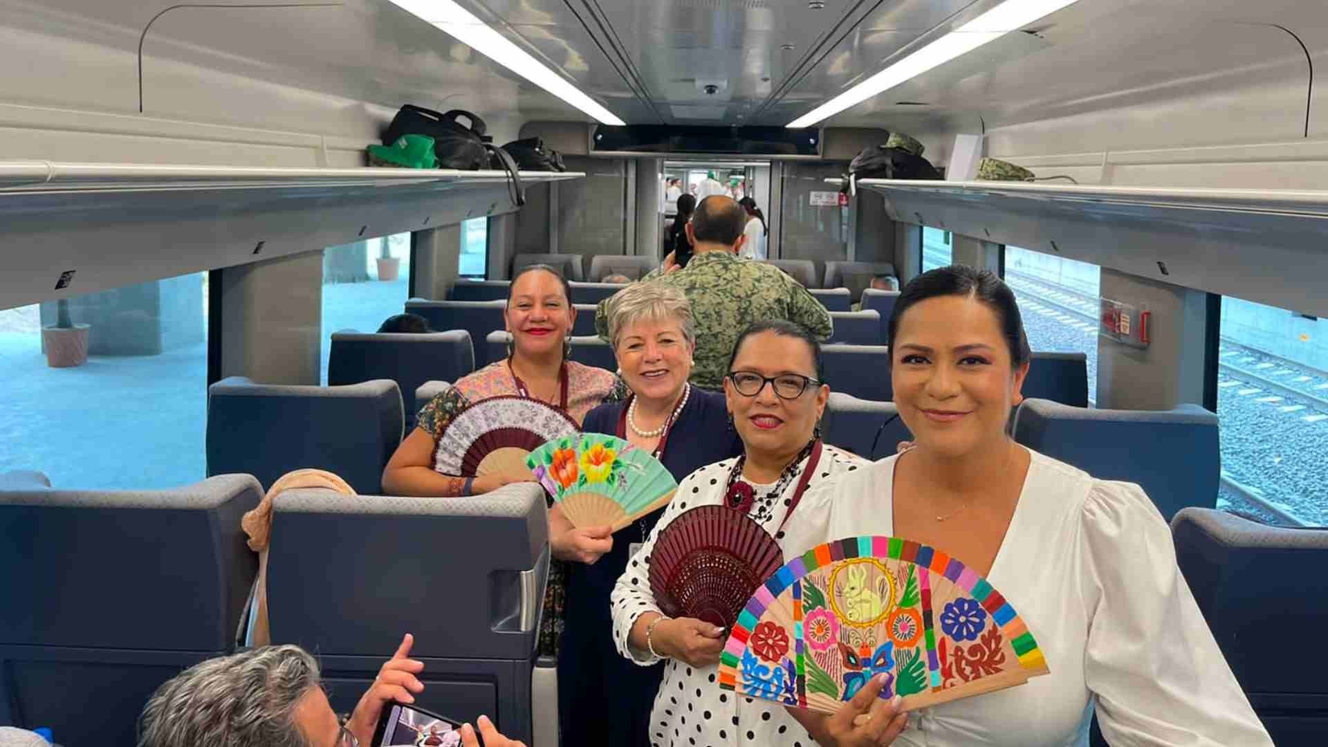 Funcionarias durante el recorrido en el Tren Maya