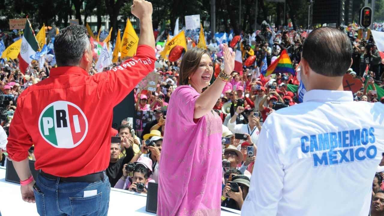 Xóchitl Gálvez recibe constancia del FAM