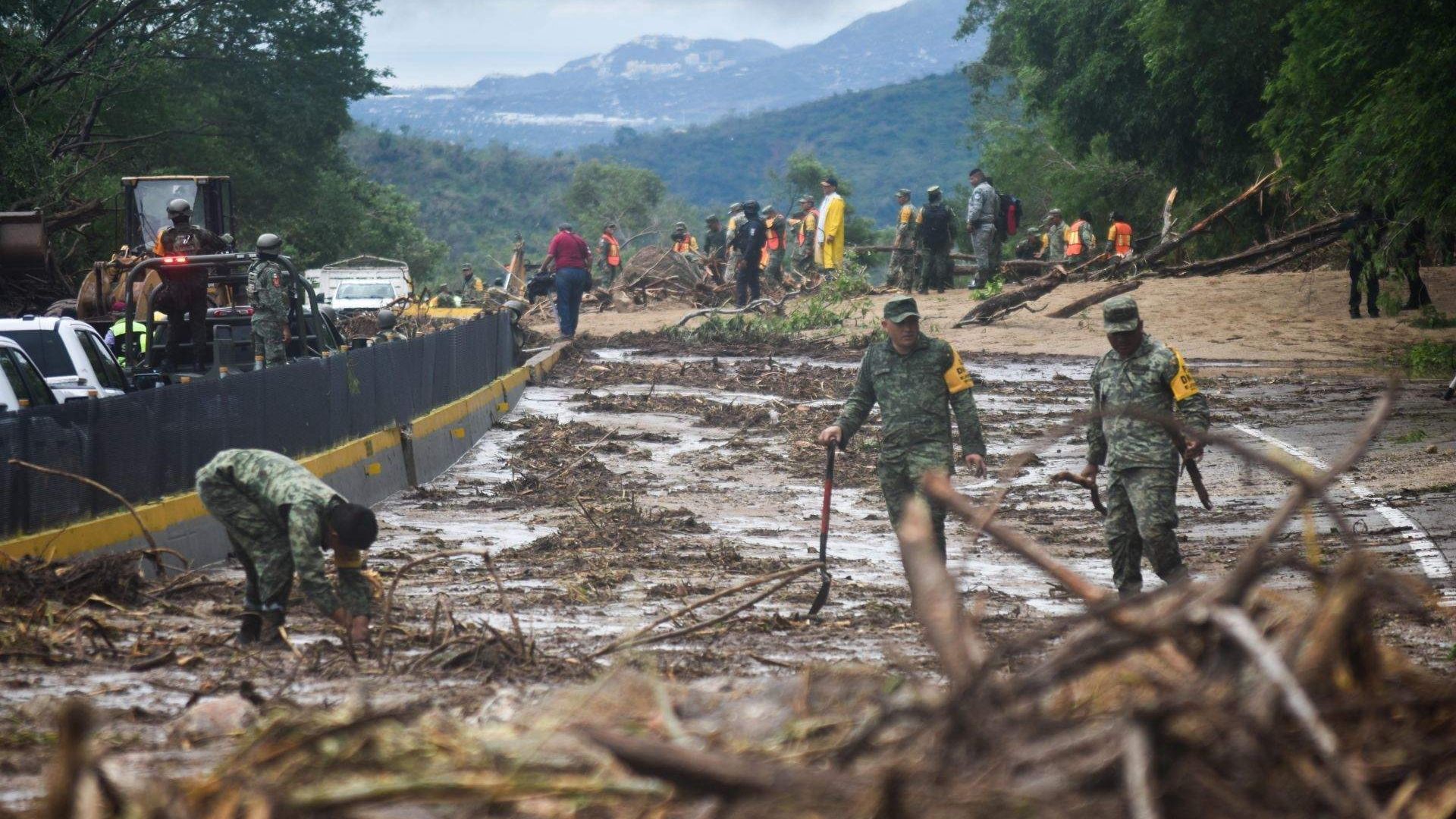 Autopista del Sol quedo cerrada por los deslaves que ocasionaron las lluvias de ‘Otis’