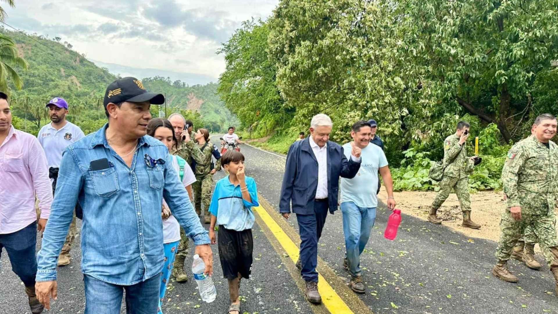 El presidente de México, Andrés Manuel López Obrador, transita por carreteras afectadas por el paso del huracán Otis