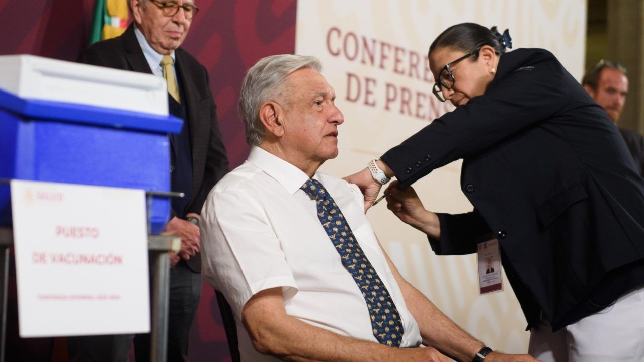 El presidente López Obrador es vacunado durante la conferencia mañanera