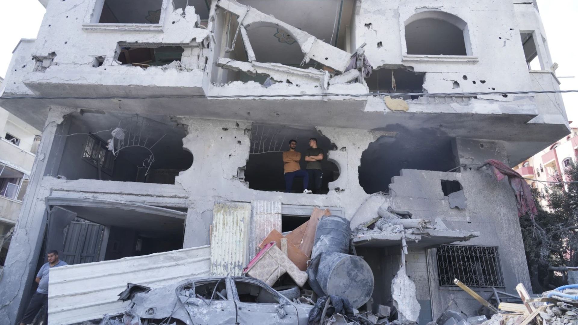 Palestinos dentro de un edificio en la Franja de Gaza