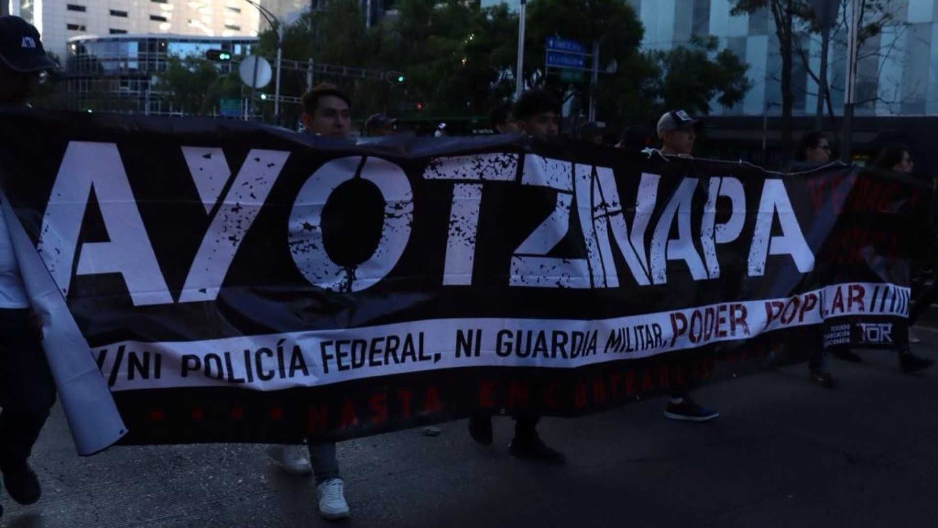 Marcha en CDMX por los 9 años de la desaparición de los 43 normalistas de Ayotzinapa.