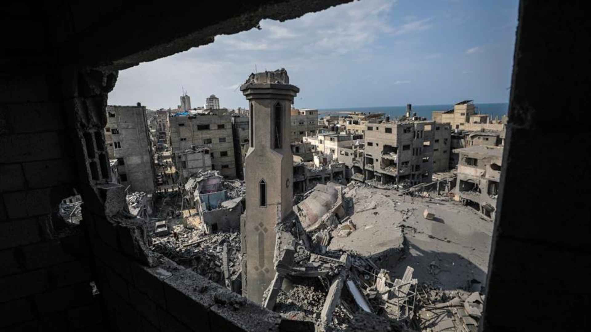 Escombros de una zona destruida después de los ataques aéreos israelíes en la ciudad de Gaza