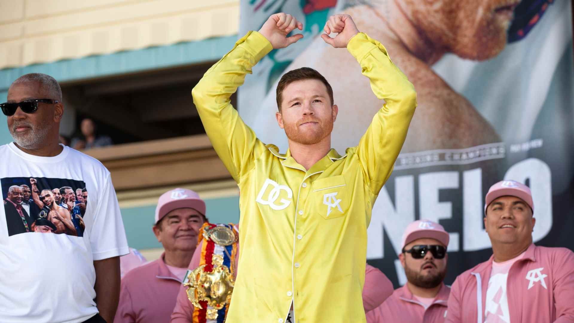 Canelo Álvarez quiere mantener su rostro bien hidratado. Foto: AP