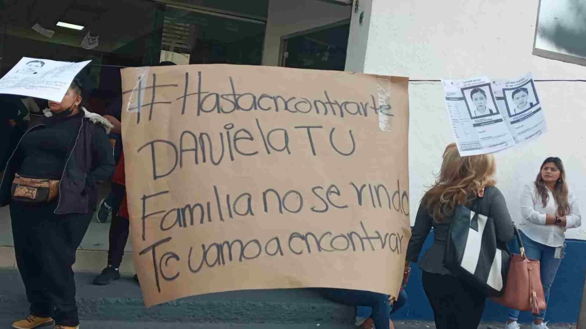 Manifestación afuera de Fipede por la ausencia de una joven