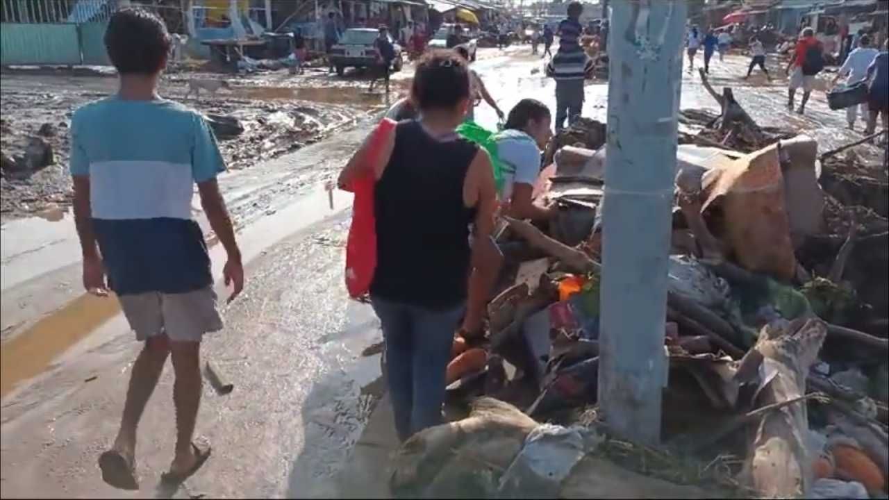 Damnificados en Acapulco buscan alimentos en la basura por el huracán Otis