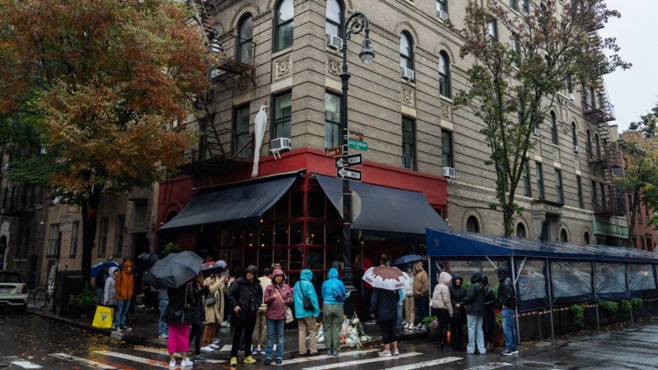 Fans de Friends Despiden a Mathew Perry Frente al Icónico Edifico en NY