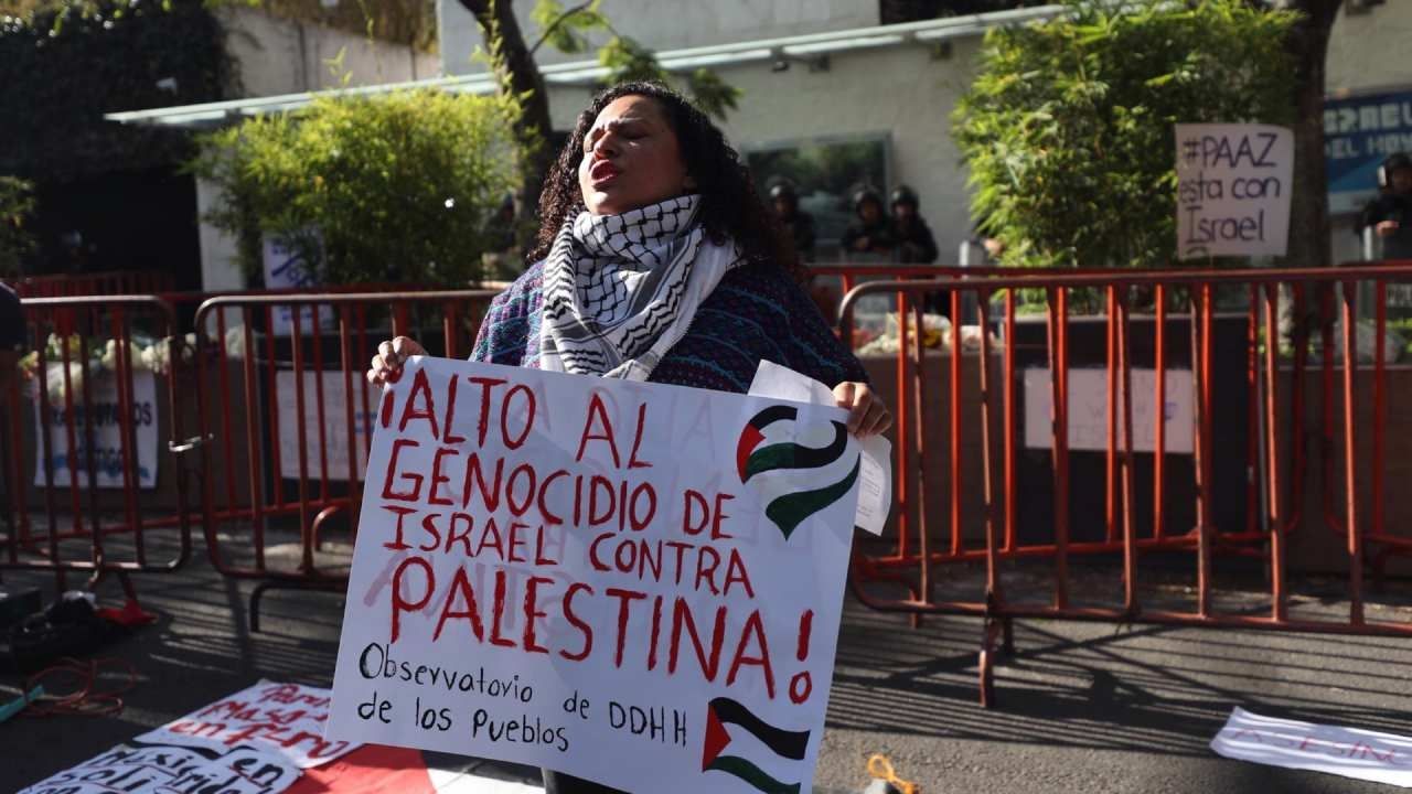 Una de las manifestantes resaltó que a menudo es necesario que ocurra un ataque a Israel para que la atención del mundo se centre en Palestina 