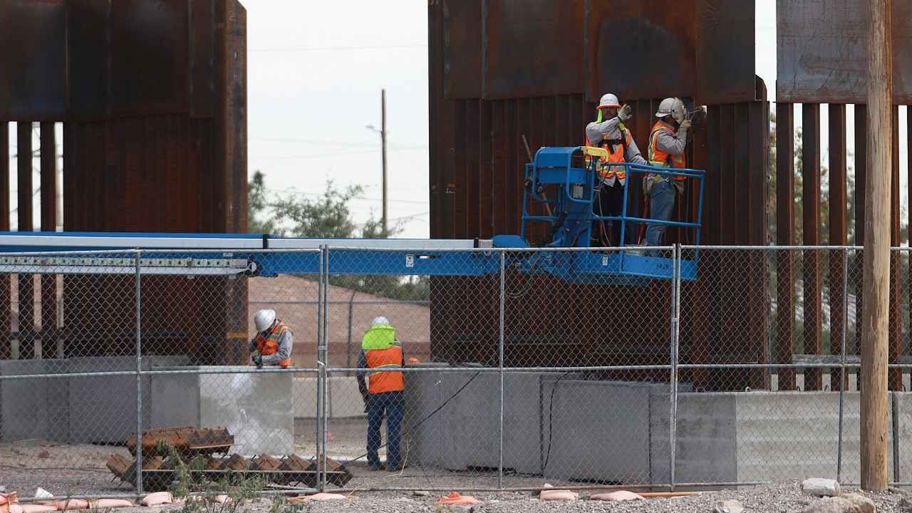 EUA comenzó a reforzar el muro fronterizo en Ciudad Juárez, donde los migrantes que han llegado en la última oleada récord