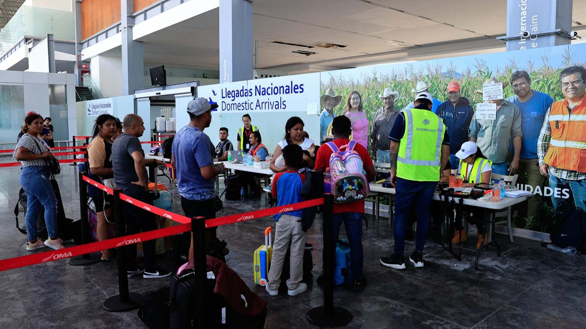 Turistas comienzan a salir de Acapulco. Foto: EFE