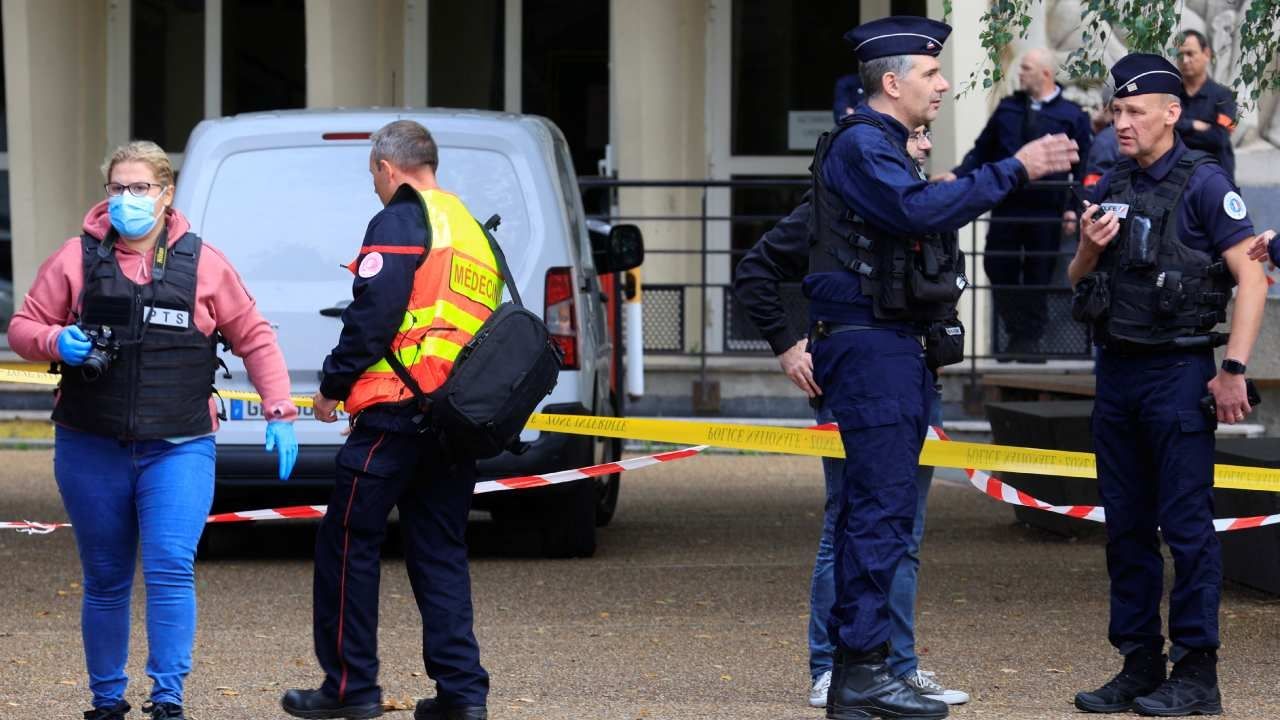 Ataque en Escuela deja a Profesor Muerto y a 2 Heridos en Francia