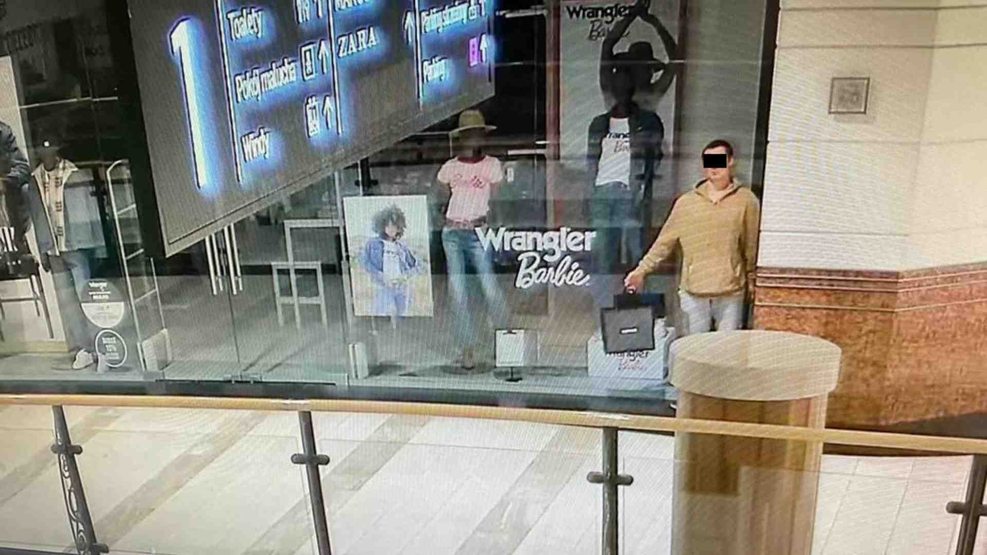 Hombre Se Hace Pasar por Maniquí Para Robar Centro Comercial 