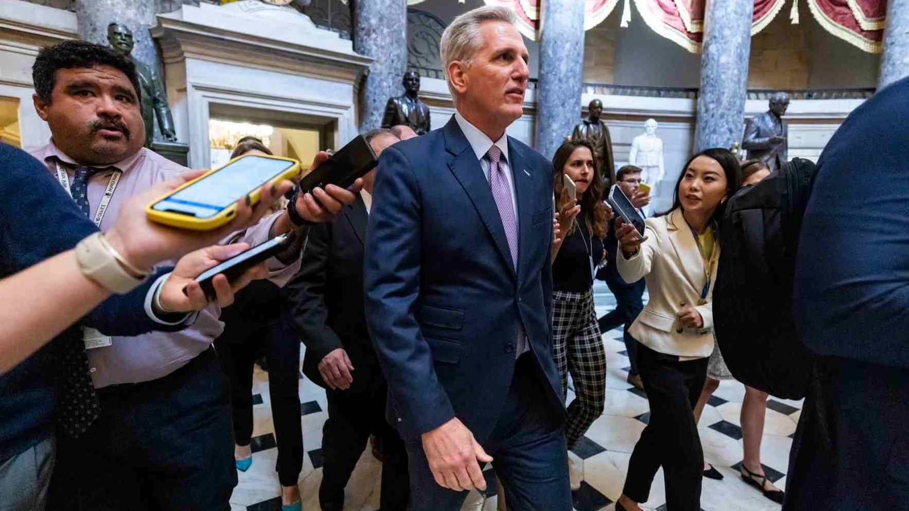 Kevin McCarthy es abordado por reporteros en la Cámara de Representantes de Estados Unidos