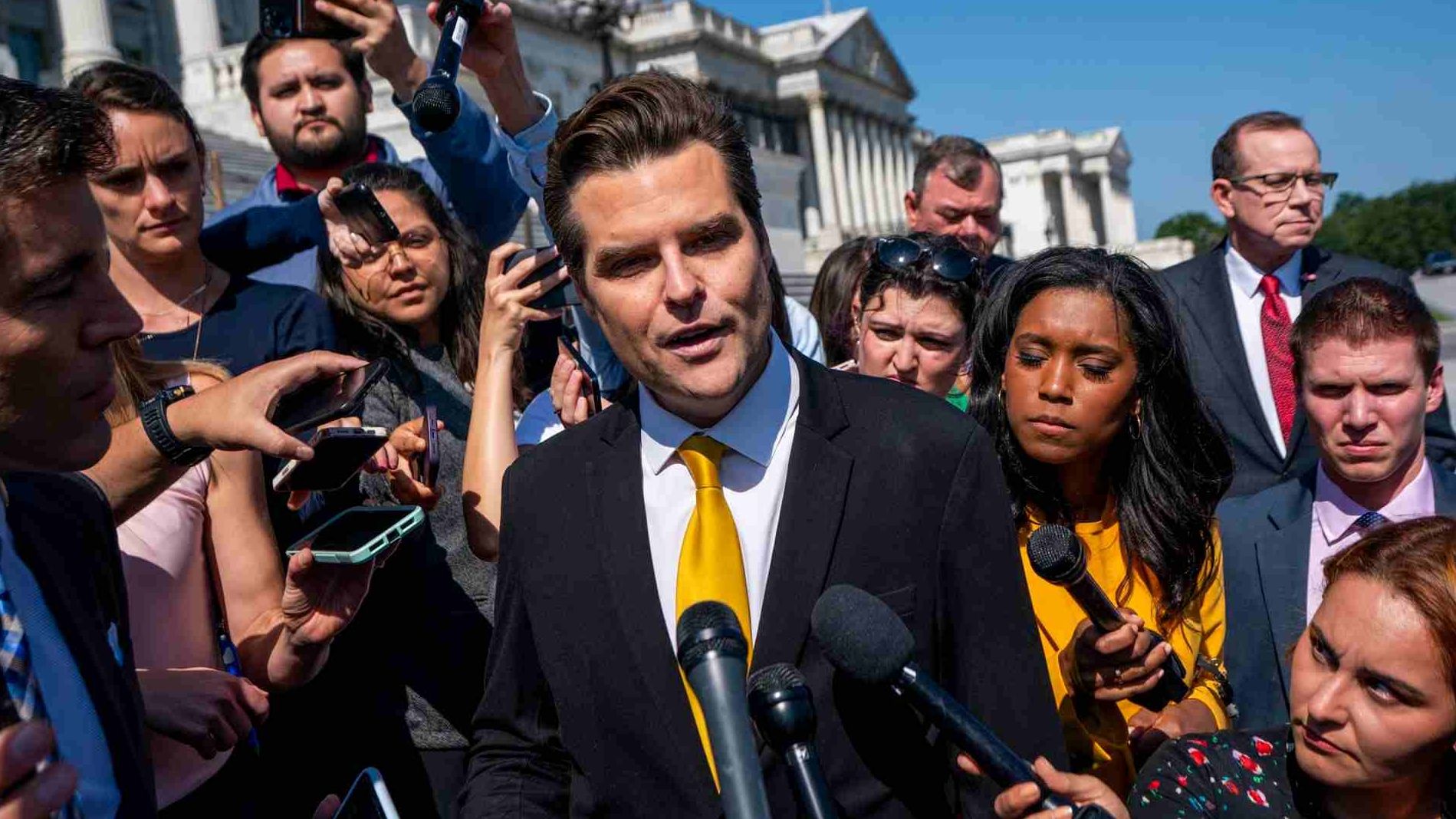 El republicano Matt Gaetz responde a los medios afuera del Capitolio de Estados Unidos en Washington DC