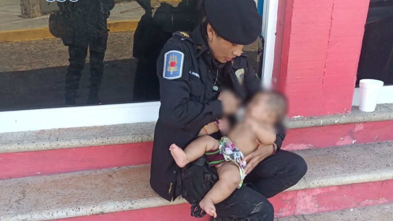 Huracán Otis: Mujer Policía Amamanta a Bebé en Acapulco que Llevaba Dos Días Sin Comer