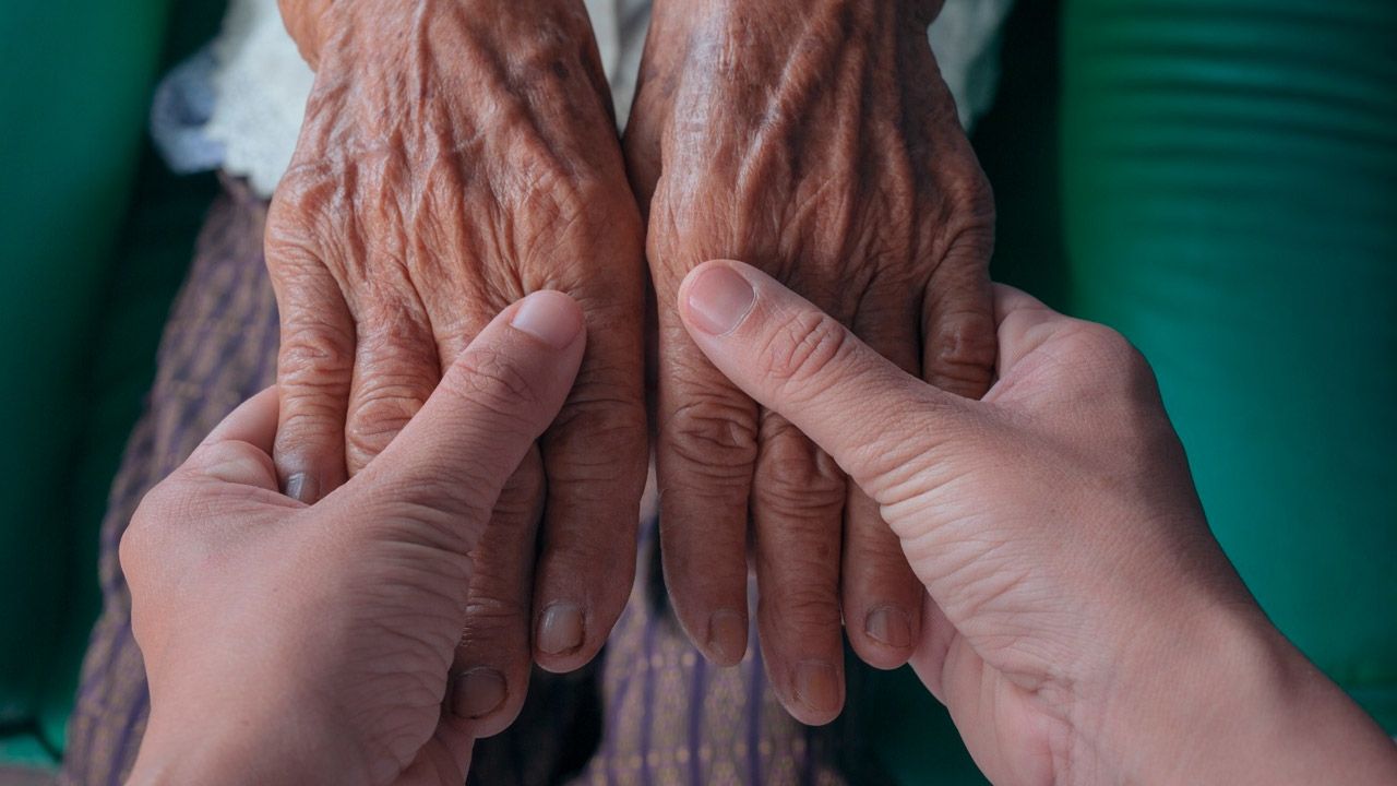 Mujeres mexicanas dedicando tiempo en labores de cuidado en el hogar