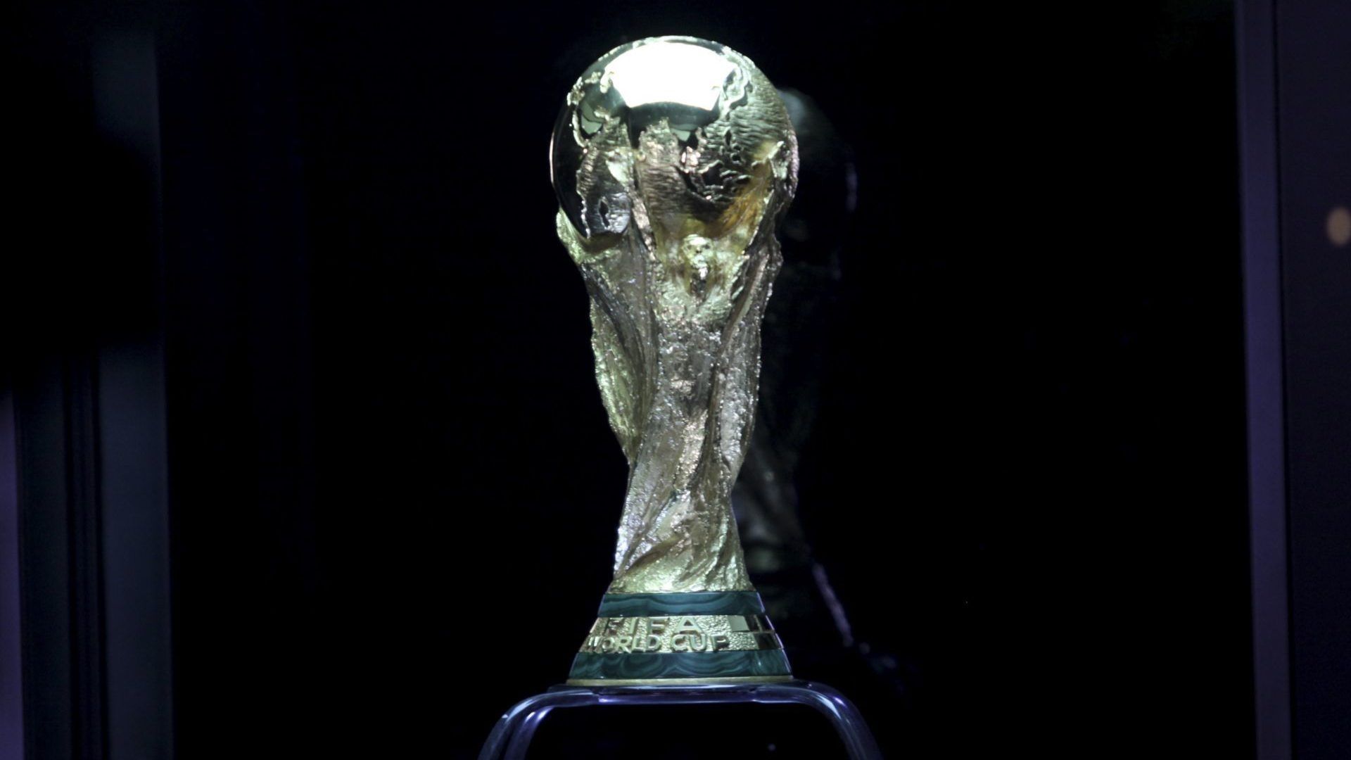 El trofeo de la copa mundial de la FIFA Brasil 2014 exhibido en Monterrey, Nuevo León.