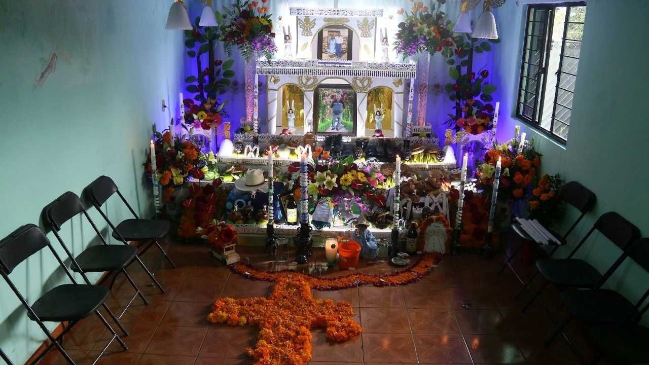 La ofrenda de muertos es la forma en la que los mexicanos homenajean con diferentes elementos a sus difuntos