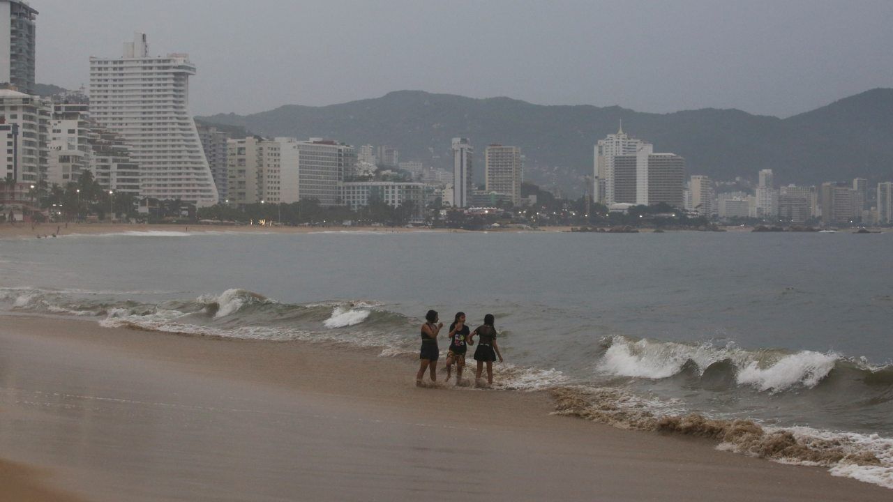 Otis se degrada a tormenta tropical tras golpear Acapulco